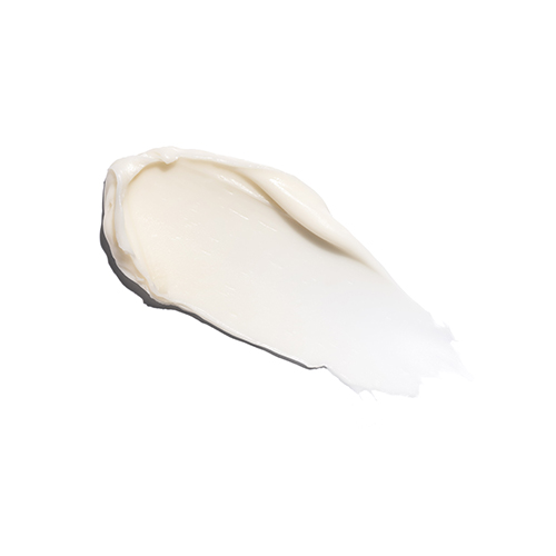 Een veeg witte, romige hydraterende crème op een egale witte achtergrond die de textuur laat zien.