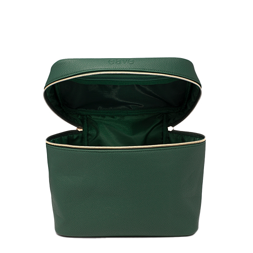 Een geopende groene Eave vanity bag die de ruime binnenzijde en de glanzende groene voering toont.