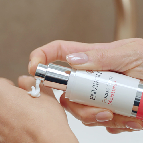 Sfeerbeeld van een hand die de Environ Focus Care Moisture+ Super Moisturiser op de rug van een andere hand pompt