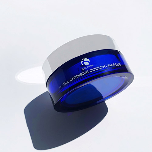 Luxe blauwe pot met zilveren deksel van iS Clinical Hydra-Intensive Cooling Masque op een witte achtergrond met schaduw