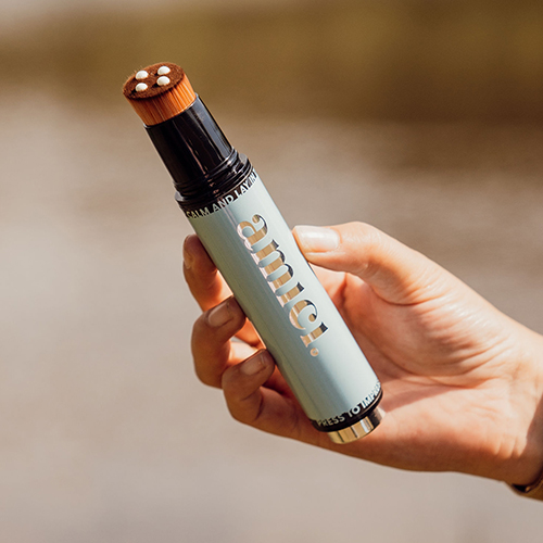 Refillable-Brush-Minty-Moments-Kwast-in-hand