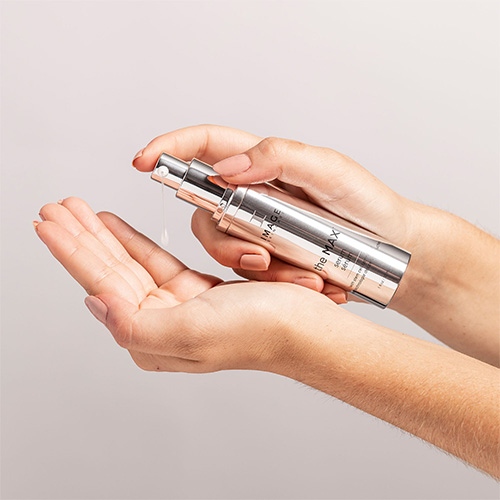 Handen die het IMAGE Skincare the MAX serum uit de pompdispenser drukken.