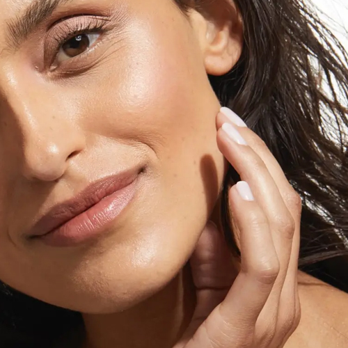 Vrouw brengt Murad Renewing Cleansing Cream aan op haar gezicht en huid