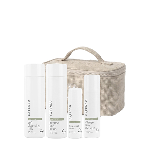 De essentiële producten van de Extenso dagelijkse huidverzorgingsroutine, zoals reinigingsmelk en hydraterende crème, met een beige toilettas.