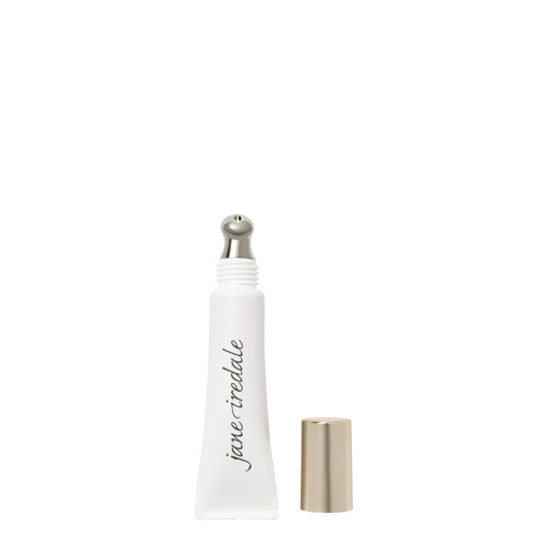 Een witte tube van Jane Iredale Enlighten Plus Under-eye Concealer met geopende gouden dop en een verkoelende metalen applicator op een witte achtergrond