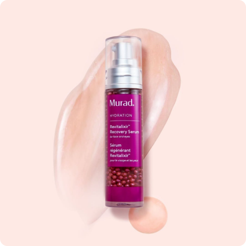Een flacon Murad Revitalixir Recovery Serum met roze pareltjes, geplaatst op een roze geltextuur swipen op een lichtroze achtergrond.