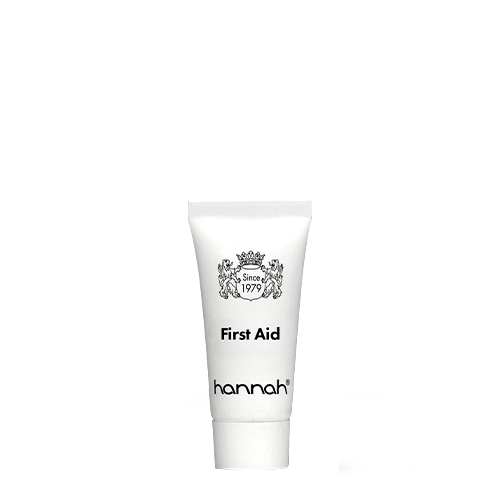 kleine witte tube met zwarte letters first aid 5ml op witte achtergrond 