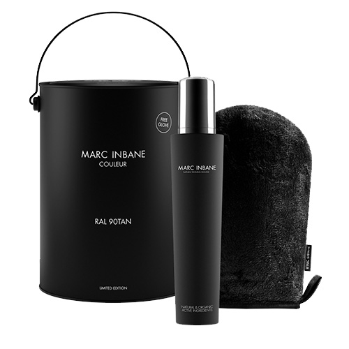 Marc Inbane RAL 90TAN gelimiteerde editie geschenkset met een Natural Tanning Mousse fles een zwarte verfemmer en een gratis tanning glove op een witte achtergrond