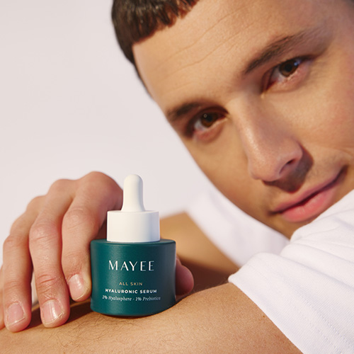 Breng-het-mayee-hyaluronic-serum-aan-op-een-gereinigde-huid