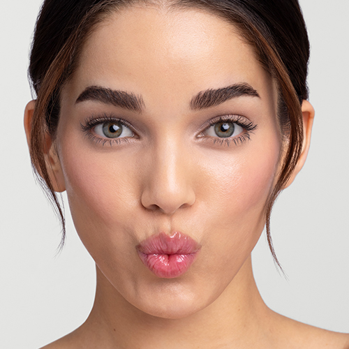 Model met de Jane Iredale Just Kissed PH Lip Oil Blooming Pink op de lippen