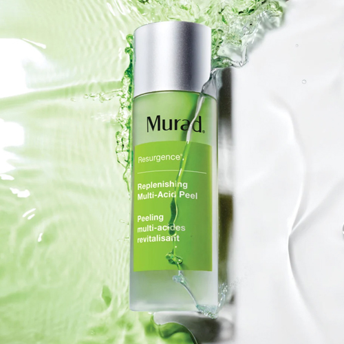 Flesje van de Murad Resurgence Replenishing Multi Acid Peel omgeven door water en groen licht