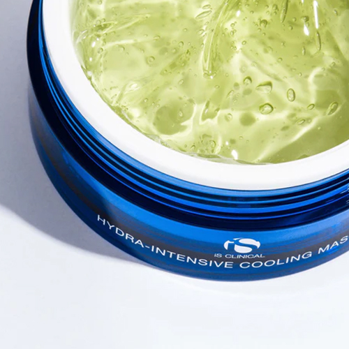 Close-up van de geopende blauwe pot van iS Clinical Hydra-Intensive Cooling Masque, gevuld met een transparante, lichtgroene geltextuur vol fijne luchtbelletjes