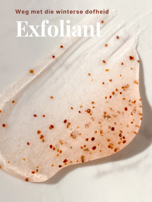Detailopname van een gel-exfoliant met kleine scrubkorrels uitgesmeerd over een lichte ondergrond, voorzien van de tekst 'Weg met die winterse dofheid Exfoliant