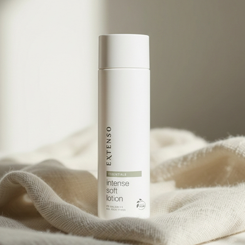 Fles Extenso intense soft lotion geplaatst op een zachte beige doek