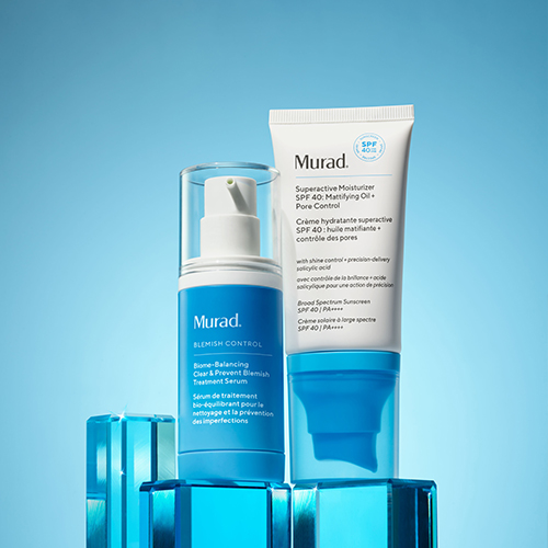 Murad Blemish Control serum en Superactive Moisturizer SPF 40 naast elkaar op een blauwe ondergrond