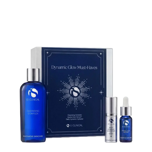 iS Clinical Dynamic Glow Must-Haves geschenkverpakking met een grote blauwe flacon Cleansing Complex, twee kleinere serums en een blauwe doos tegen een witte achtergrond