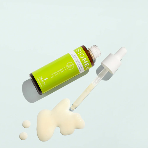 Het BIOME+ Dew Bright Serum flesje met pipet naast een lichte, glanzende serum-textuur.