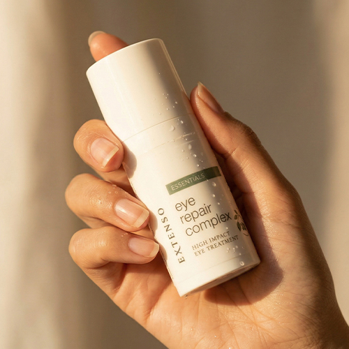 Flacon Extenso Eye Repair Complex in een rustige, esthetische setting.
