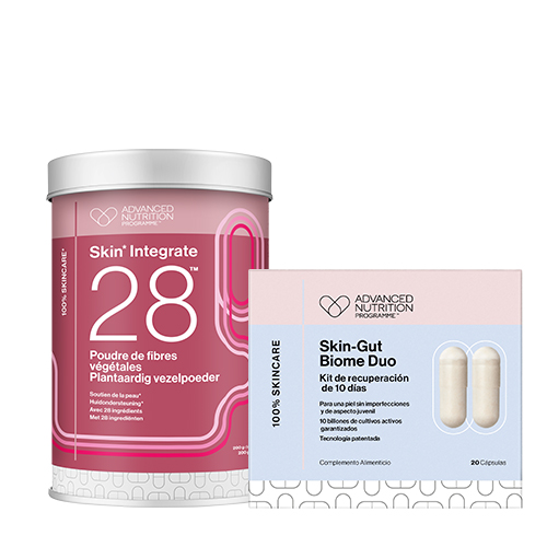 Een grote roze bus plantaardig vezelpoeder naast een doosje van de Skin Gut Biome Duo kuur tegen een witte achtergrond.