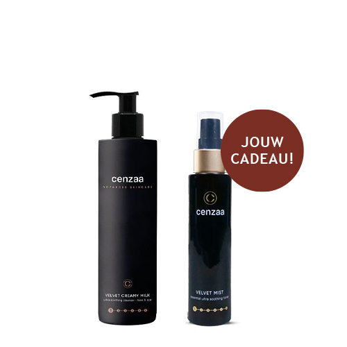 Een grote zwarte pompflacon van Cenzaa Velvet Creamy Milk reinigingsmelk met daarnaast een kleinere sprayflacon van Cenzaa Velvet Mist toner voorzien van een bruine sticker met de tekst Jouw Cadeau