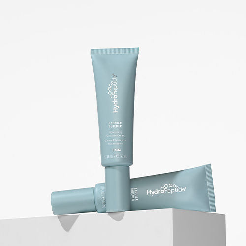 Twee lichtblauwe tubes van de HydroPeptide Barrier Builder gezichtscrème op een witte ondergrond