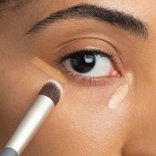 Model gebruikt een brush uit de Jane Iredale Pro Series Essentials Brush Set bij haar ogen om skintuition te blenden