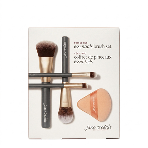 Een luxe verpakking van de Jane Iredale Pro Series Essentials Brush Set met daarin drie make-up kwasten en een driehoekige make-up spons zichtbaar in de doos.