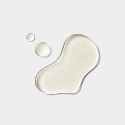Textuur swatch van een vloeibaar, transparant gezichtsserum met twee losse druppels op een egale grijswitte achtergrond