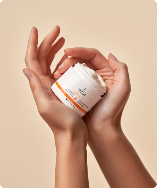 De Vital C Hydrating Repair Crème stijlvol gepresenteerd in een setting die de herstellende en voedende werking van de nachtcrème benadrukt.