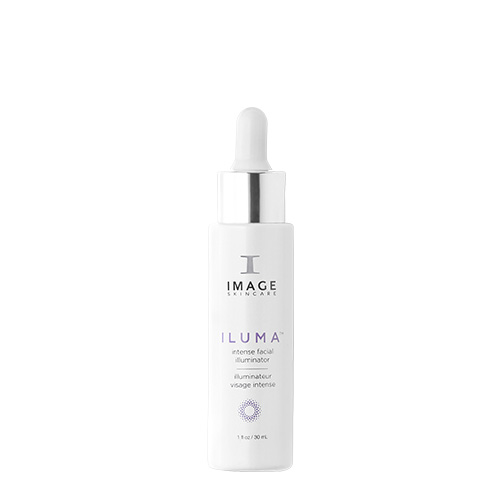 Studiofoto van de rechtopstaande witte flacon met zilveren dop van Image Skincare Iluma Intense Facial Illuminator.