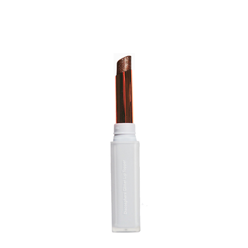 Een open witte huls met taupekleurige lippenstift met glitter tegen een witte achtergrond