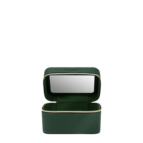 Een geopende groene beautycase van EAVE met een ingebouwde rechthoekige spiegel in de deksel en een ruim binnenvak.