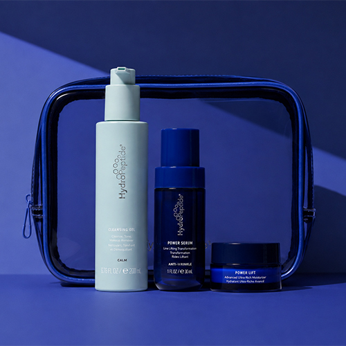Sfeerfoto van de HydroPeptide Best Seller huidverzorgingsset voor een blauwe achtergrond