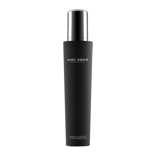 Een productafbeelding van een lange staande zwarte fles Marc Inbane zelfbruiner mousse met een glanzende zilveren dop tegen een witte achtergrond