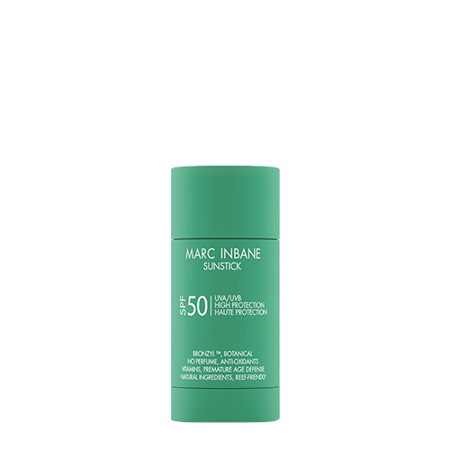 Een productafbeelding van de Marc Inbane Sunstick SPF 50 in een zwarte verpakking met de groene stick omhoog gedraaid tegen een witte achtergrond