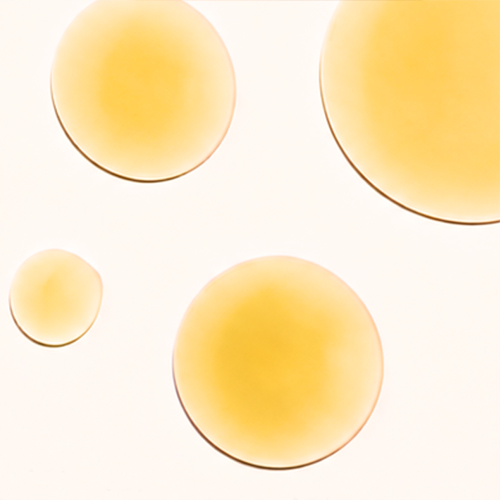 Textuur van het gele prescription vitamin c serum druppels op een lichte achtergrond