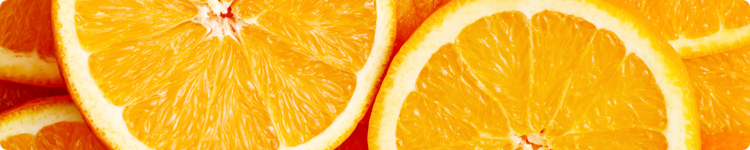 Close up van feloranje sinaasappelpartjes, als achtergrond voor informatie over vitamine c in hannah producten.