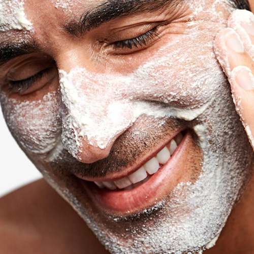 Zo gebruik je Dermalogica Daily Microfoliant doe-een-volle-theelepel-van-de-daily-microfoliant-in-vochtige-handen-en-breng-met-roterende-bewegingen-aan-op-het-gezicht