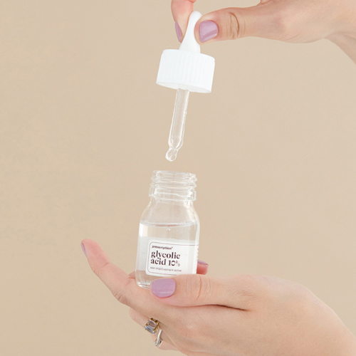 Handen met een druppelflesje prescription glycolic acid 10 procent