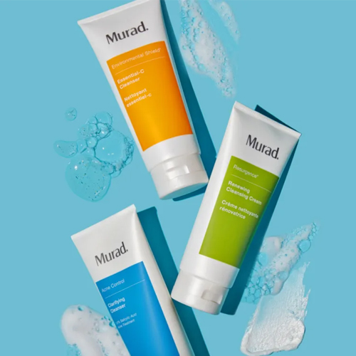 Drie verschillende Murad reinigingsproducten op een blauwe achtergrond met bubbels