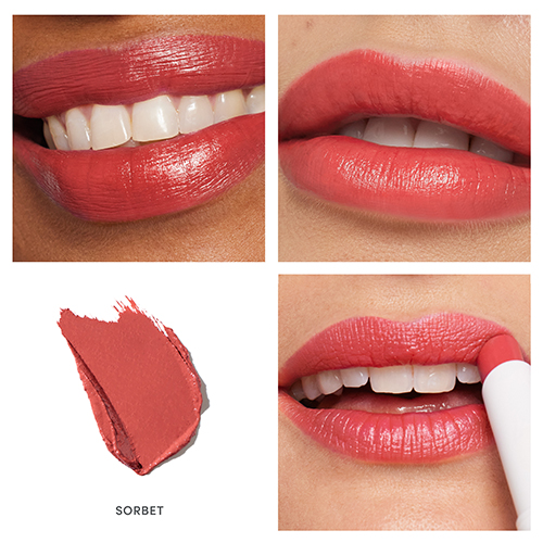 Vierdelige collage met close-ups van de lipstick in de kleur sorbet op verschillende huidtinten, een romige textuurveeg en applicatie op de lippen.