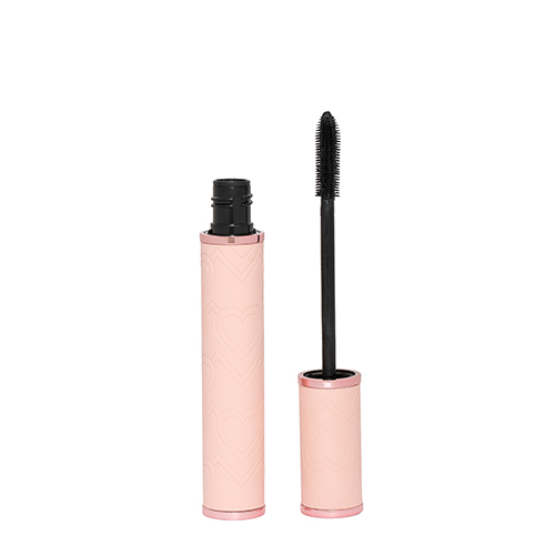 en Cent Pur Cent-mascara met roze huls en hartjesmotief en een zwart mascaraborsteltje staan rechtop naast elkaar op een witte achtergrond.