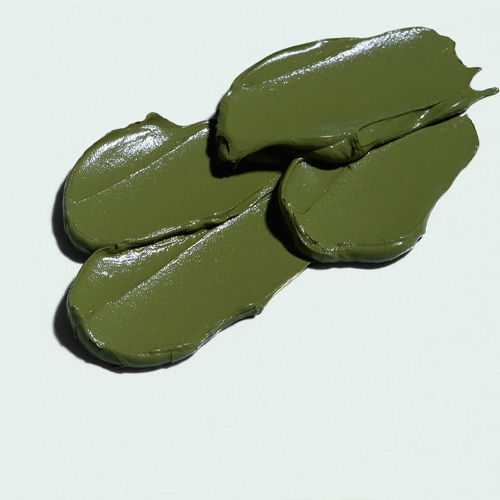Een gedetailleerde weergave van de dikke, groene klei-achtige textuur van het IMAGE Skincare probiotic masker.