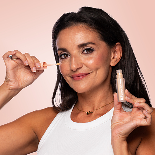 Model-Concealer-Howly-Glowy-2.5