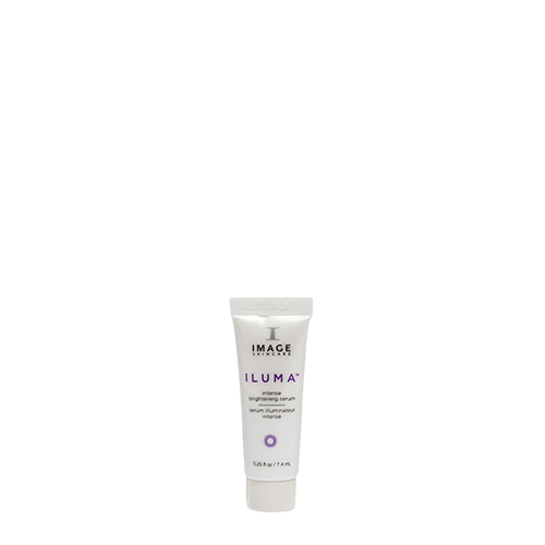 Een witte sampletube met paarse details van IMAGE Skincare Iluma Intense Brightening Serum
