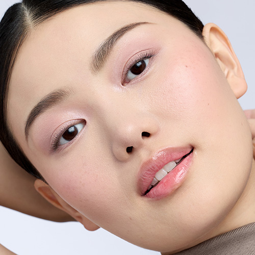 Close-up van een model met een natuurlijke make-uplook, waarbij de Jane Iredale PureBronze poeder is aangebracht op de wangen.