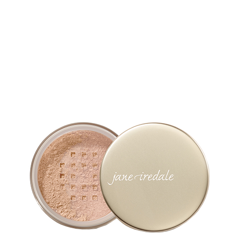 Bovenaanzicht van de geopende pot Jane Iredale Amazing Base Loose Mineral Powder in Radiant op een witte achtergrond. Links is het transparante zeefje met straal-beige poeder zichtbaar en rechts het goudkleurige deksel.