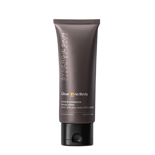 Een studio productfoto van een staande bruingrijze tube Synergie Skin UberZinc Body UVA UVB protective body lotion van 200ml met een zwarte dop tegen een witte achtergrond.