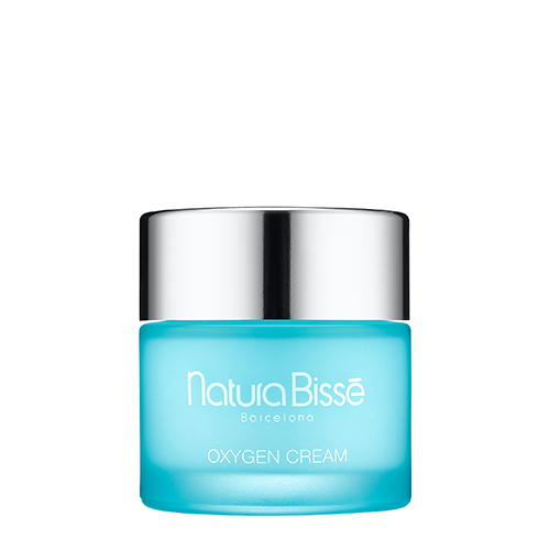 Een glazen potje lichtblauwe Natura Bissé Oxygen Cream met een zilveren deksel tegen een witte achtergrond.