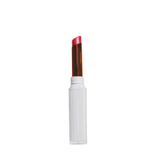 Een open witte huls met roze lippenstift met glitter tegen een witte achtergrond